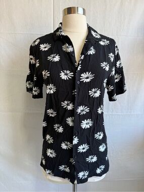 Denim & Flower Black Short-Sleeve Button-Up Shirt with White Daisy Print